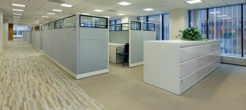¿Cuáles son los diferentes equipamientos interiores importantes en una oficina?