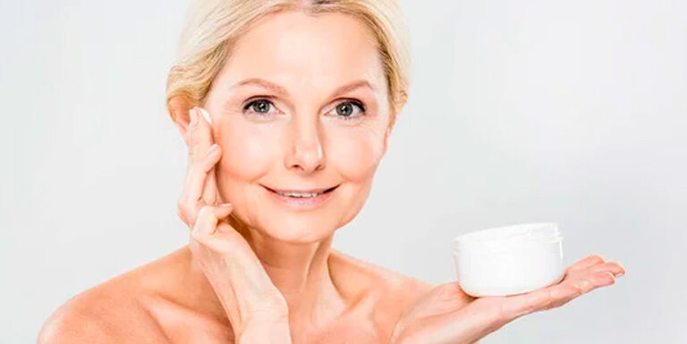Crema hidratante antiedad: ¿Cómo elegirla y cuándo empezar a usarla?