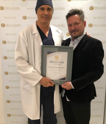 El doctor malagueño Francisco Ruiz Solanes recibe el premio TopDoctors al mejor cirujano capilar de España