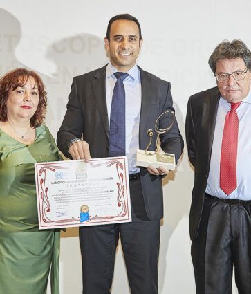 El doctor Ghassan Elgeadi recibe el premio Estetoscopio de Oro a la Innovación en la Medicina