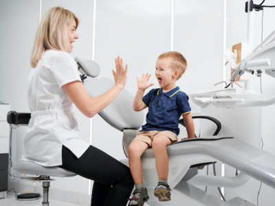 El Centre Dental Francesc Macià explica cómo se debe tratar la higiene dental infantil