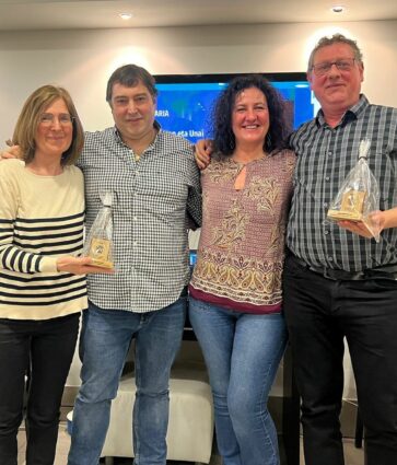 Los farmacéuticos Beatriz Gastón y Unai Berasategi premiados por la Asociación de Farmacéuticos Euskaldunes (FEUSE)