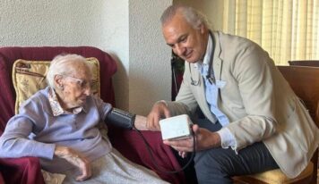 Doña Josefa revela su secreto para llegar sana a los 107 años, arropada por el doctor Manuel de la Peña