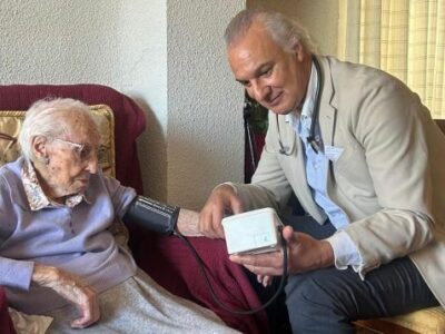 Doña Josefa revela su secreto para llegar sana a los 107 años, arropada por el doctor Manuel de la Peña