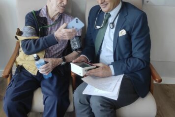 Don Servando revela su secreto para cumplir 109 años, arropado por el doctor Manuel de la Peña