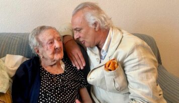 El doctor Manuel de la Peña habla con Dolores Buitrago que cumple 110 años cantándole coplas