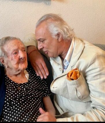 El doctor Manuel de la Peña habla con Dolores Buitrago que cumple 110 años cantándole coplas