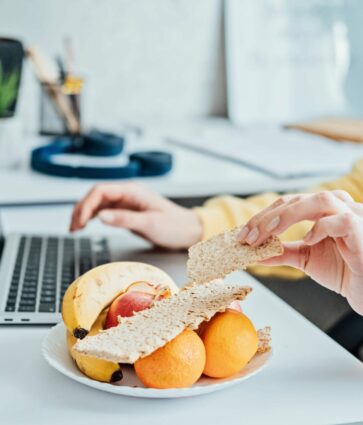 Consejos para comer saludable y evitar las tentaciones durante el teletrabajo