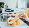 Consejos para comer saludable y evitar las tentaciones durante el teletrabajo