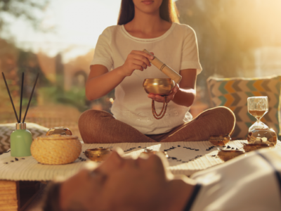 La tienda online Holística Campus es una plataforma que promueve la salud y el bienestar integral a través de cursos de terapias alternativas y energéticas