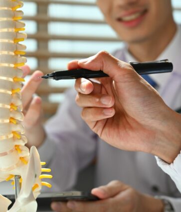 Dr. Gastón Camino, traumatólogo de Policlínica Gipuzkoa: «Muchas fracturas vertebrales por osteoporosis están sin diagnosticar o tardamos demasiado»