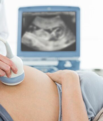 Dr. Santiago Novoa, ginecólogo de Policlínica Gipuzkoa: «La ecografía de la semana 20 es imprescindible en el embarazo, permite estudiar a fondo el desarrollo del bebé y detectar posibles anomalías»