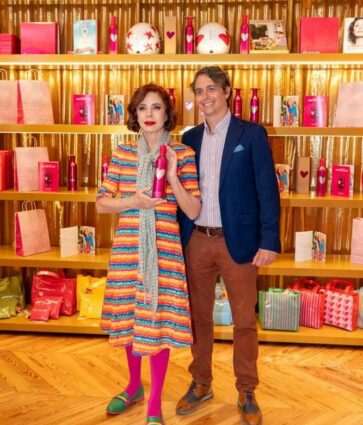 Señoríos de Relleu presenta una edición limitada de su AOVE con diseño exclusivo de Agatha Ruiz de la Prada