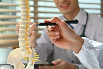 Dr. Gastón Camino, traumatólogo de Policlínica Gipuzkoa: «Muchas fracturas vertebrales por osteoporosis están sin diagnosticar o tardamos demasiado»