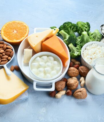 Eider Sánchez, nutricionista de Policlínica Gipuzkoa: «Los alimentos ricos en calcio, zinc, magnesio y proteínas son clave en la prevención de la osteoporosis»