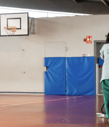 Tot-Net refuerza la limpieza profesional en centros deportivos ante la llegada del verano