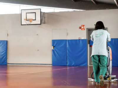 Tot-Net refuerza la limpieza profesional en centros deportivos ante la llegada del verano