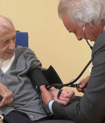 El secreto de Sor Rosario, la monja de 111 años más longeva del mundo, que ha conmovido al Dr. de la Peña
