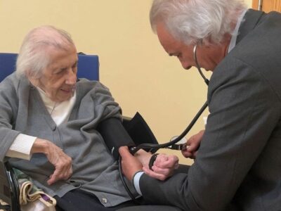 El secreto de Sor Rosario, la monja de 111 años más longeva del mundo, que ha conmovido al Dr. de la Peña