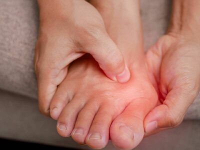 La podóloga Elena López Gaspar recuerda que el calzado adecuado debe sujetar el pie para evitar dolores y patologías crónicas