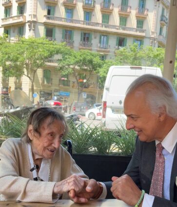 Angelina Torres, con 112 años, la más longeva de España, revela los secretos de su juventud al Dr. De la Peña