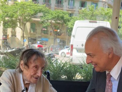 Angelina Torres, con 112 años, la más longeva de España, revela los secretos de su juventud al Dr. De la Peña