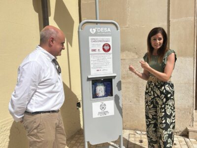 El Ayuntamiento de Elche instala 40 desfibriladores semiautomáticos de carga solar en espacios públicos
