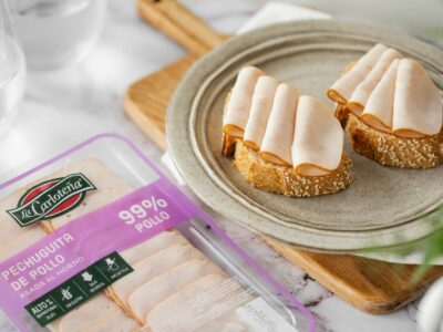 «Pechuguita 99 %» se convierte en protagonista del verano con la nueva campaña de La Carloteña