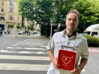 Una farmacia cardioprotegida del centro de San Sebastián ayuda a salvar la vida de un turista extranjero