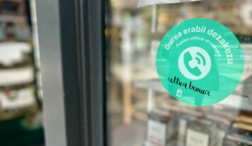 43 farmacias de San Sebastián se suman a la iniciativa ‘Altxa Burua’ para promover un uso responsable del móvil entre los jóvenes