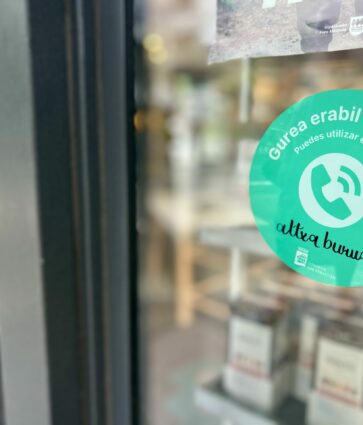 43 farmacias de San Sebastián se suman a la iniciativa ‘Altxa Burua’ para promover un uso responsable del móvil entre los jóvenes