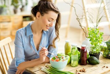 Alimentación consciente contra el calor inconsciente: desmontando bulos para un verano saludable