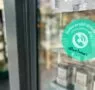 43 farmacias de San Sebastián se suman a la iniciativa ‘Altxa Burua’ para promover un uso responsable del móvil entre los jóvenes