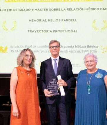 El neurólogo de Policlínica Gipuzkoa, Gurutz Linazasoro, recibe el Premio a la Trayectoria Profesional de la Organización Médica Colegial