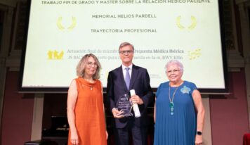 El neurólogo de Policlínica Gipuzkoa, Gurutz Linazasoro, recibe el Premio a la Trayectoria Profesional de la Organización Médica Colegial