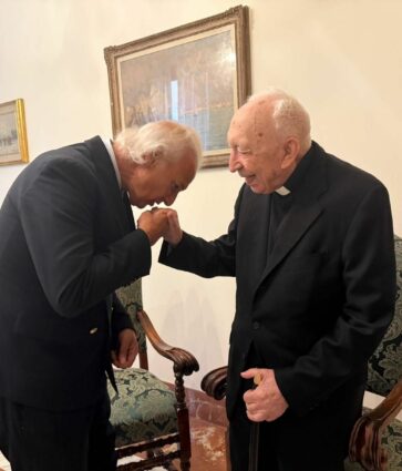 El cardenal Acerbi cumple 100 años en el Vaticano, acompañado del Dr. de la Peña, gurú de la longevidad