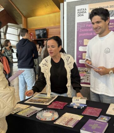 El Colegio de Farmacéuticos de Gipuzkoa acerca a jóvenes estudiantes las salidas y oportunidades de la profesión para orientarles en su elección académica