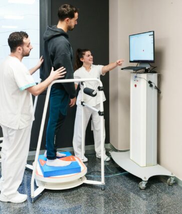 «Preservar el mayor tiempo posible la independencia y la privacidad de personas con enfermedades neuromusculares es una aportación clave de la neurorrehabilitación robótica», explica Sara García Delgado