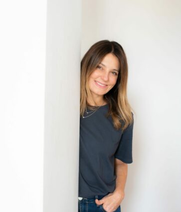 Un spray que cambia las reglas del juego: llega la bruma que reduce brotes y afina la piel en tiempo récord