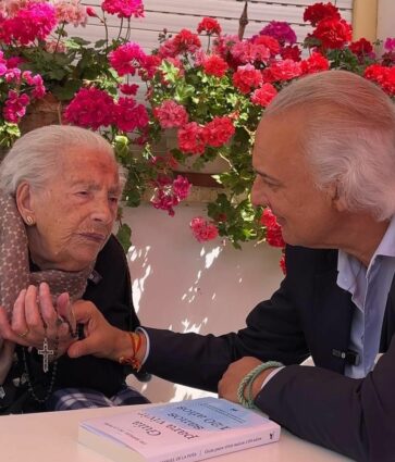 Teresa Fernández, con 112 años, se convierte en la más longeva de España, arropada por el doctor de la Peña