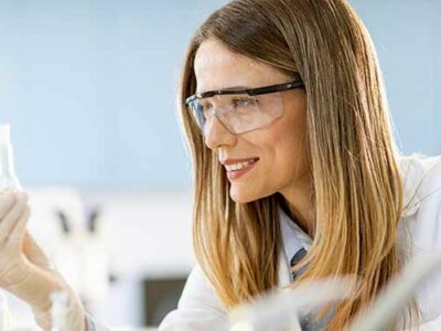 Formación Universitaria prepara para el Título Oficial de Técnico Superior en Laboratorio Clínico y Biomédico