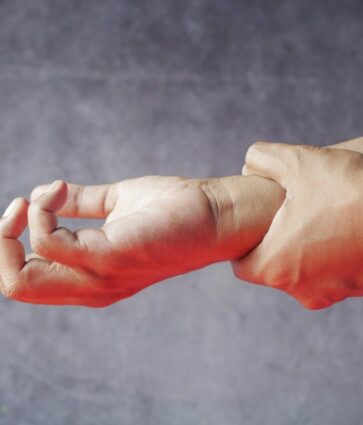 Dr. Samuel Pajares, traumatólogo de Policlínica Gipuzkoa: «Las lesiones traumáticas por caídas en el hielo son las más frecuentes de invierno»