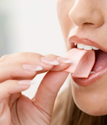 Dra. Julyssa Cobián, especialista en aparato digestivo en Policlínica Gipuzkoa: «Mascar chicle sin azúcar estimula la producción de saliva y ayuda a prevenir caries»