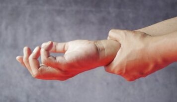 Dr. Samuel Pajares, traumatólogo de Policlínica Gipuzkoa: «Las lesiones traumáticas por caídas en el hielo son las más frecuentes de invierno»