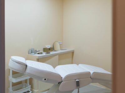 Holaglow firma un acuerdo con Vithas para la realización de cirugías en entorno hospitalario