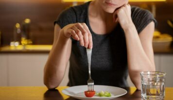 «Las dietas estrictas en menopausia no solo no funcionan, sino que pueden ser contraproducentes», alertan desde DOMMA