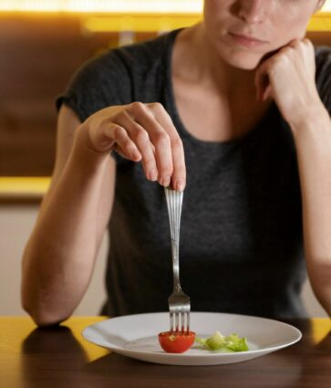 «Las dietas estrictas en menopausia no solo no funcionan, sino que pueden ser contraproducentes», alertan desde DOMMA