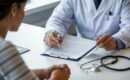 «Las disfonías de más de 15 días deben ser evaluadas por un especialista», explica el doctor Rafael García Sardón, jefe de Servicio de ORL de Quirónsalud Vitoria