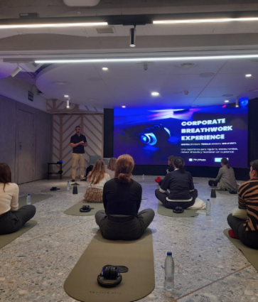 Breathwork Madrid impulsa una nueva tendencia en empresas: sesiones de respiración consciente para mejorar la cohesión y el bienestar de los equipos