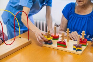 Centro Alcume realiza tratamientos de terapia ocupacional en Madrid para mejorar la autonomía diaria